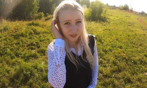 Блондинка сосет и отдается молодому русском парню за то что подвез.