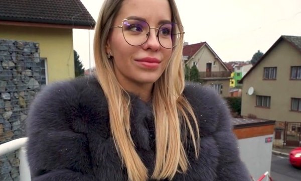 Пока ждала подругу на холоде, немного замерзла но и немного подзаработала.